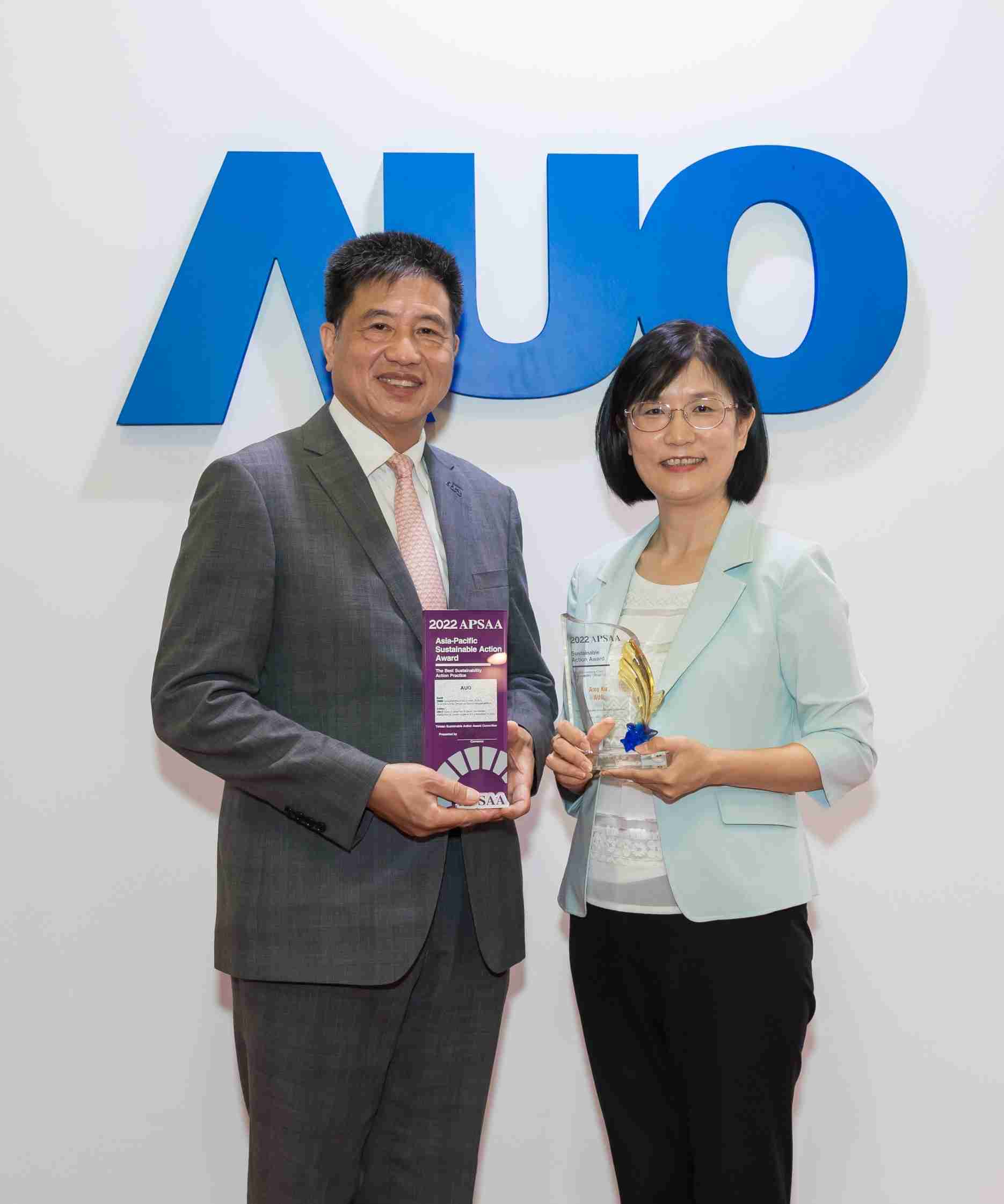 优游UB8长期垫筑永续远景的基石，，，透过ESG暨气候委员会逐步实践永续策略蓝图。。。。其中，，，，优游UB8光电永续长古秀华带领团队、、、、制定中长期目标，，，缔造多面向亮眼表现，，，，获得「顶尖永续长奖」的个人奖殊荣（左：优游UB8光电董事长暨执行长彭双浪，，右：优游UB8光电永续长古秀华）