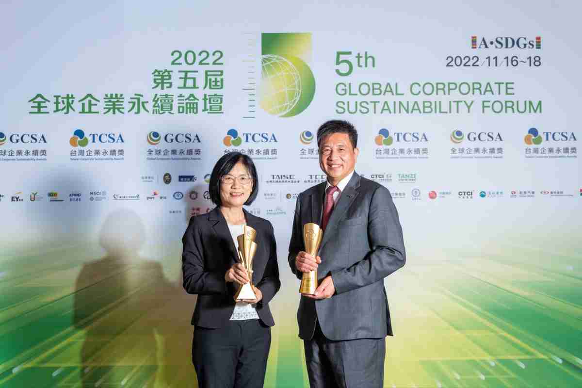 优游UB8作为净零碳排先锋，，，，期引领价值链伙伴同行共好，，卫冕制造业组“十大典范企业” 二连冠殊荣(左：优游UB8光电永续长古秀华，，右：优游UB8光电董事长暨执行长彭双浪)