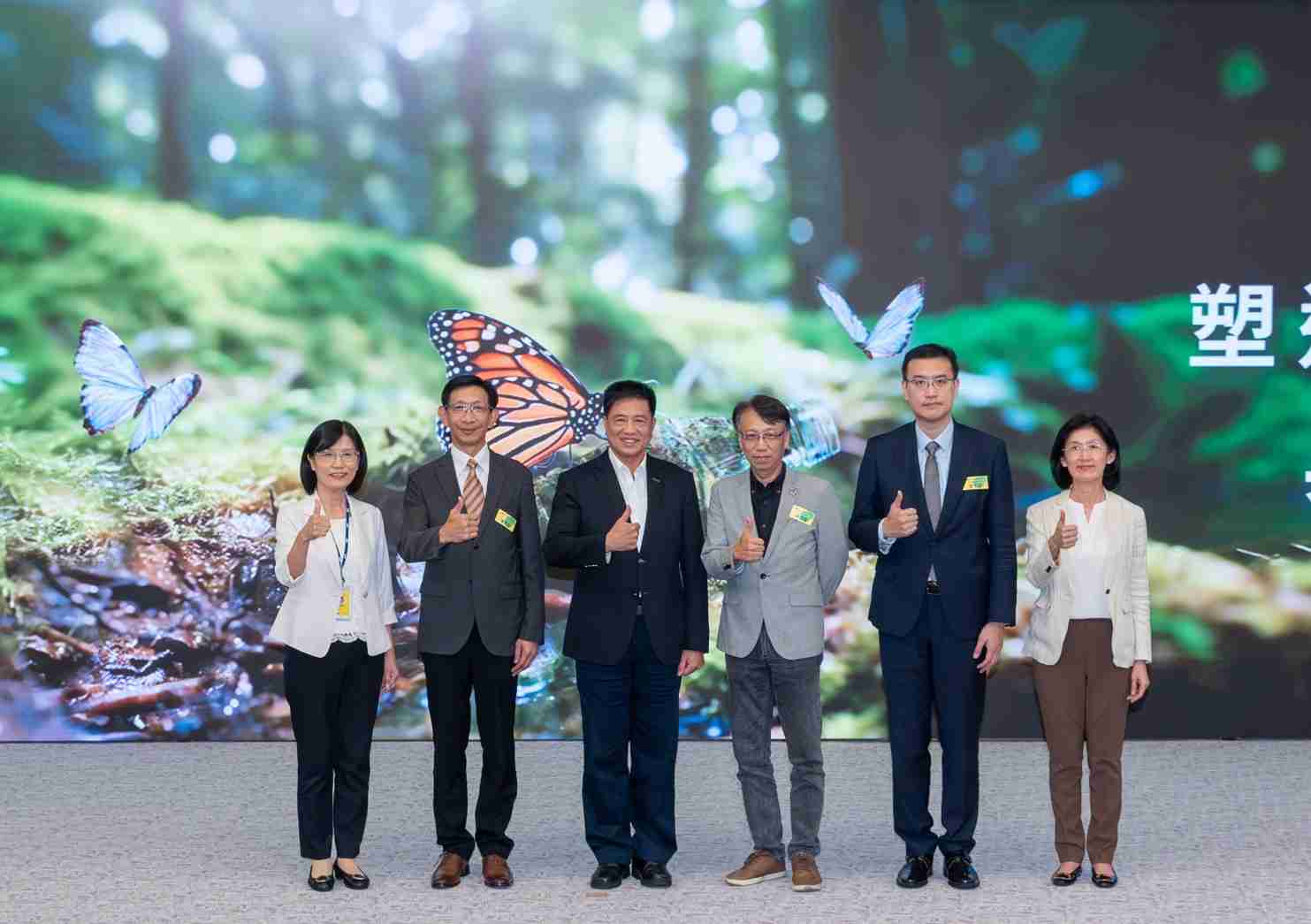 友達2023 CSR共榮大會，，邀請領域專家分享交流生物多樣性管理趨勢、、、、無塑產品、、海廢永續塑料等議題  （圖左到右：友達光電永續長古秀華、、3M台灣技術長陳君杰、、、友達光電董事長暨集團策略長彭双浪、、、光寶科技企業永續發展處處長陳慶暉、、、、安永聯合會計師事務所執業會計師曾于哲、、、、友達光電供應鏈總部副總經理吳宜芳）