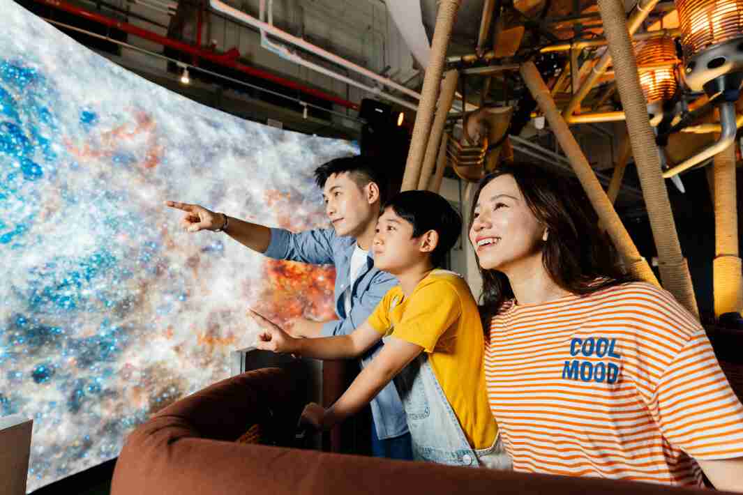 优游UB8打造全台最大宽6公尺、、、、高4公尺、、、唯一搭载LED弧形拼接显示屏的动感飞行船，，让乘客驻足在热气球上，，，，享受身历其境的伪出国旅游乐趣