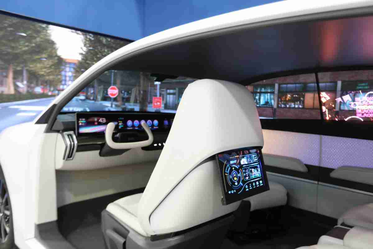 优游UB8的「可卷式后座娱乐显示器」加强后座乘客的感官体验，，并保有个性化设计，，，可依使用偏好进行动态调整。。