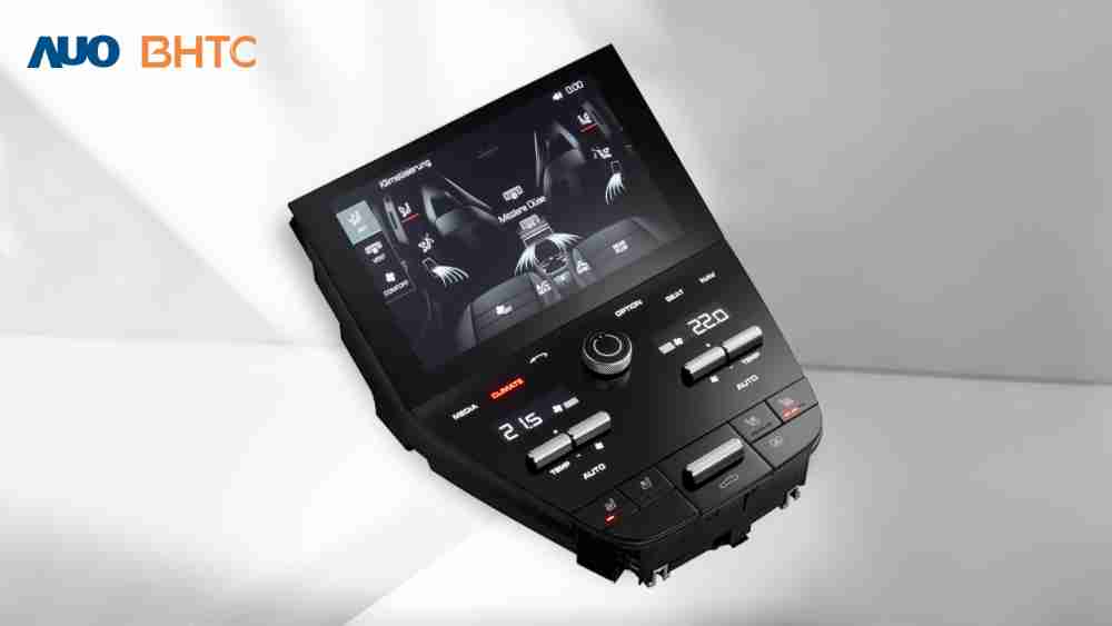 作為友達新生力軍，，，BHTC所展示的中央與後座鞍部的Display HMI產品，，可處理多區恆溫控制、、顯示畫面，，呈現仿真3D車室分區；以力傳感技術精準傳遞觸感，，，，並結合音量及震動反饋，，，防止意外啟動，，提供使用者自然流暢、、直觀且輕鬆駕馭的舒適介面