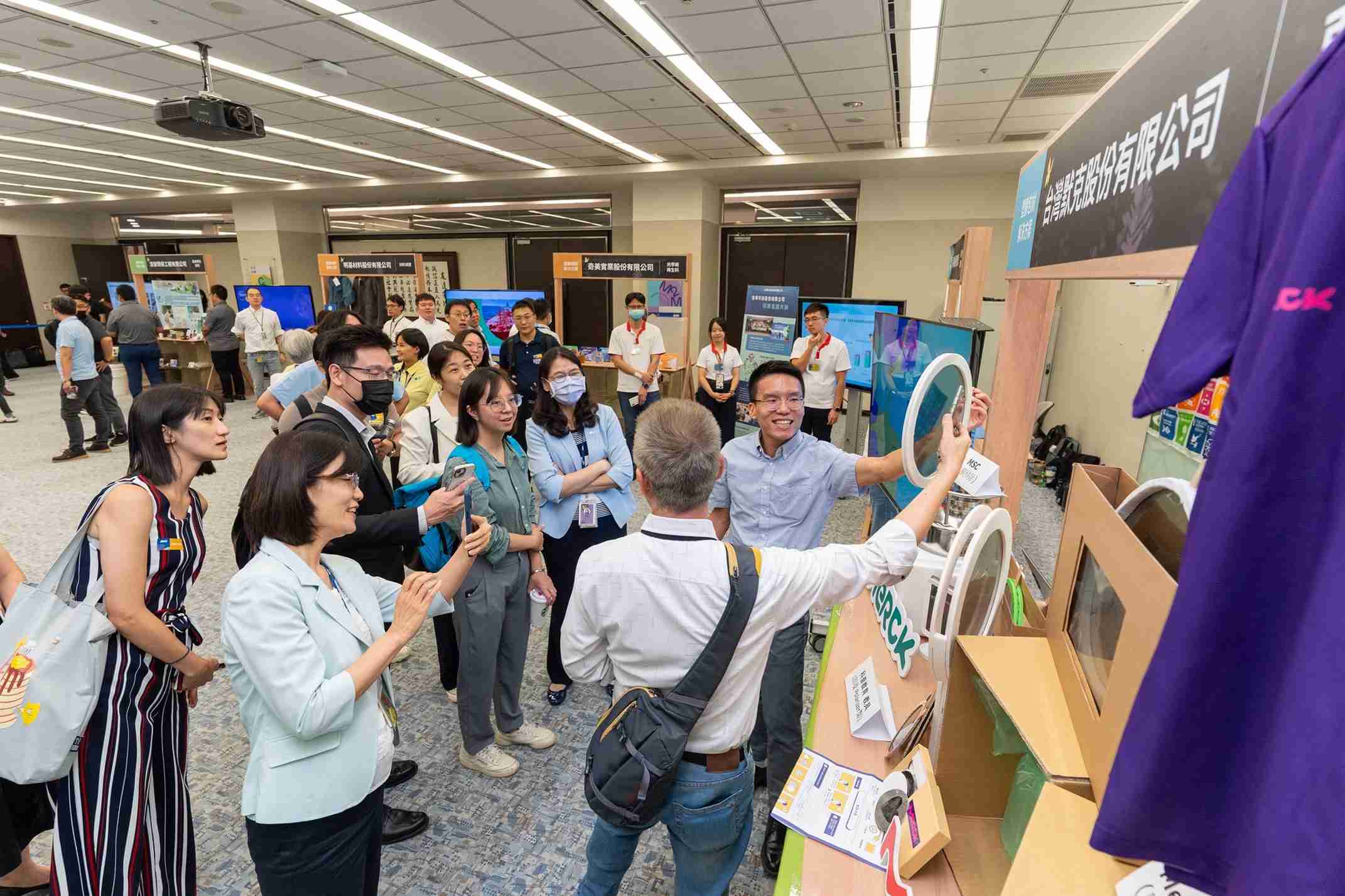 优游UB8连手产业伙伴策划首届生态圈联展，，展示如何将废塑料循环再利用，，创新解决方案包括：塑料包材再生与循环使用、、、、再生塑料研发及应用、、、、废塑料回收再生技术、、减塑生活提案等