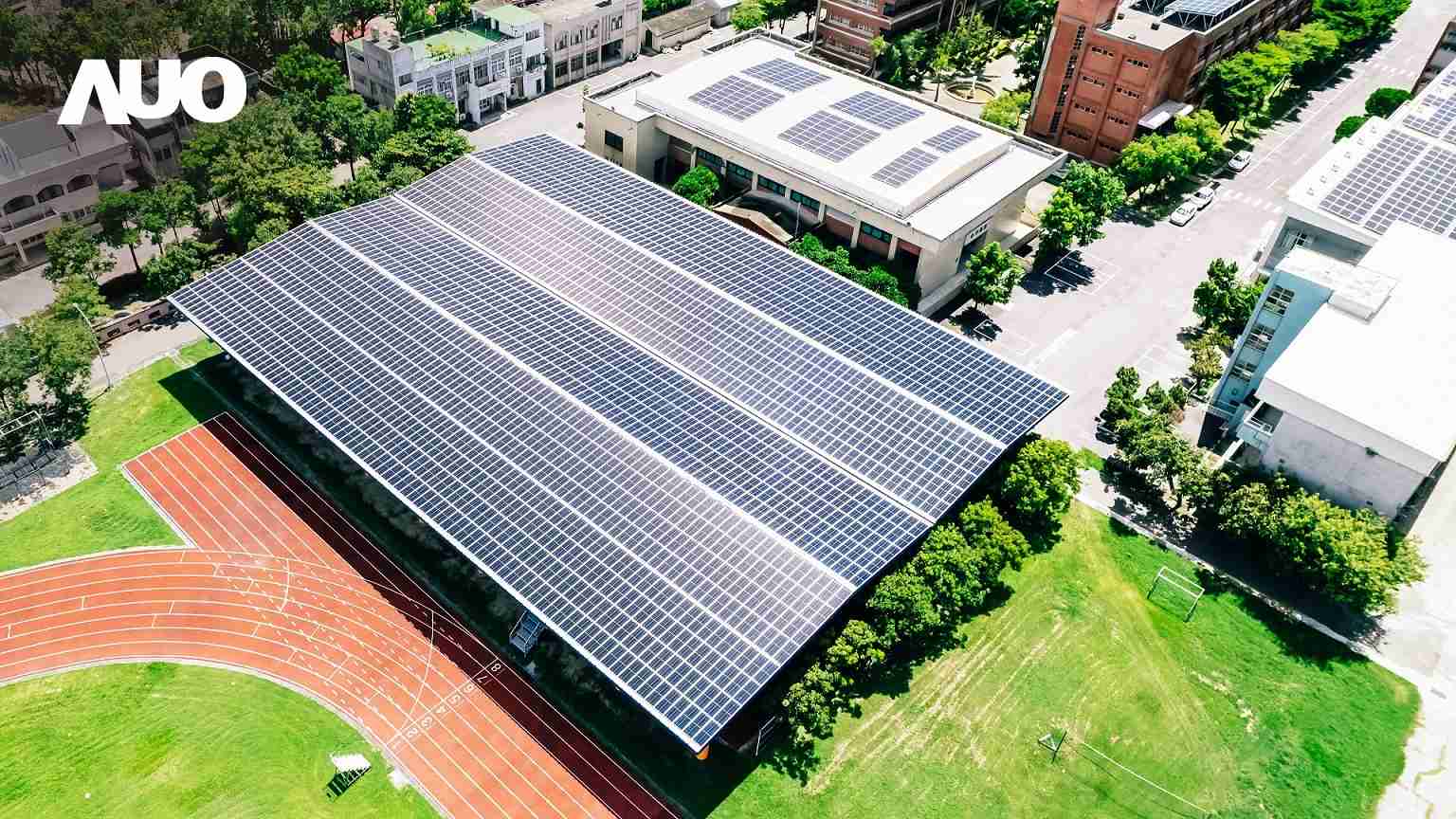 优游UB8SunSteel光电整合型浪板具备快速安装、、、、轻量化优势，，，可提升15%发电效能，，通过国际IEC与台湾VPC认证安全、、防漏、、耐候标准