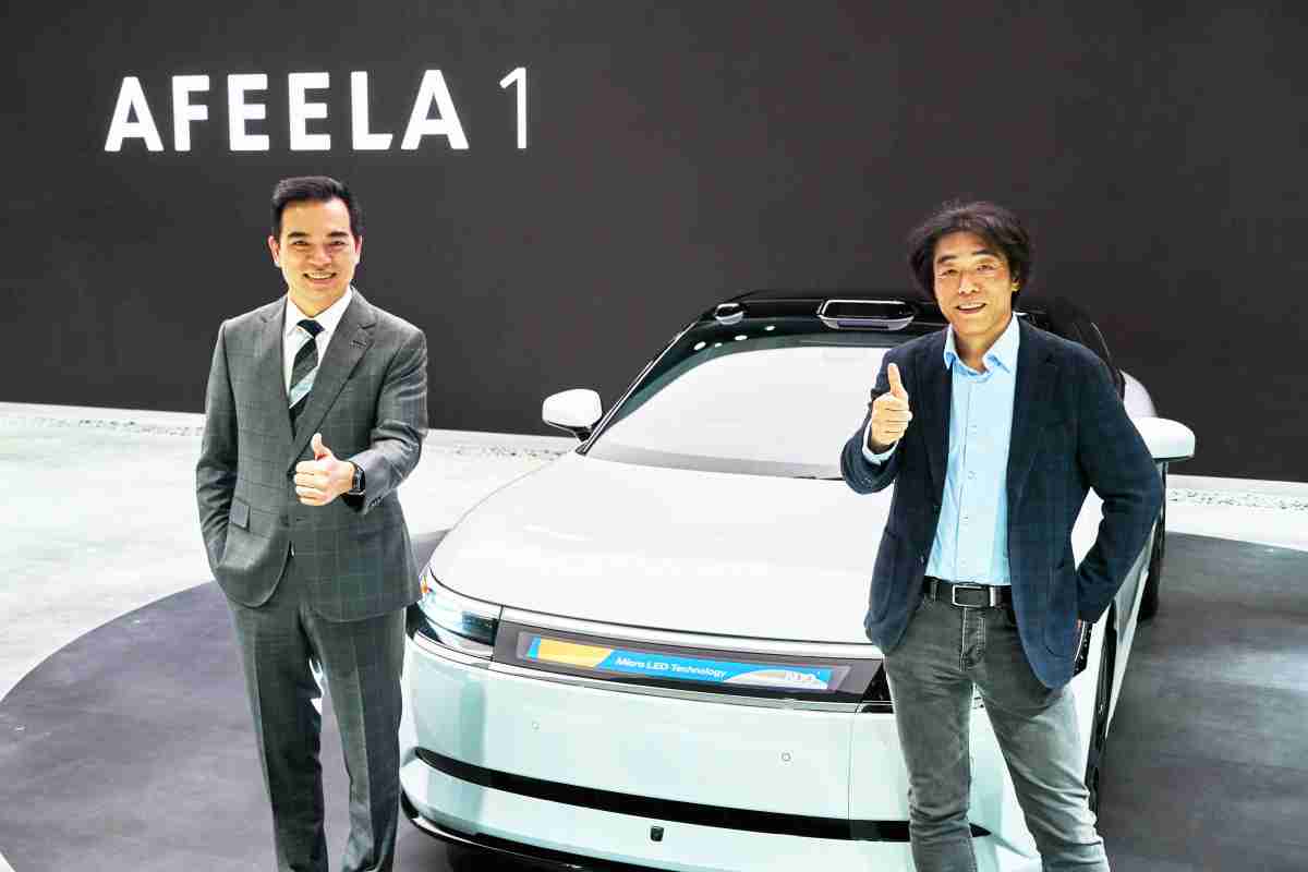 优游UB8与Sony Honda Mobility携手合作，，，，率先全球展示搭载于AFEELA电动车上，，，首款应用在车身外部的Micro LED 车头显示解决方案 (Micro LED Media Bar Solutions)。。。。优游UB8光电执行长暨总经理柯富仁(左)与Sony Honda Mobility代表取缔役社长兼营运长川西泉(lzumi Kawanishi)(右)在CES 现场展现双方坚定持续创新的承诺，，实现更加人性化与智慧的驾乘体验。。