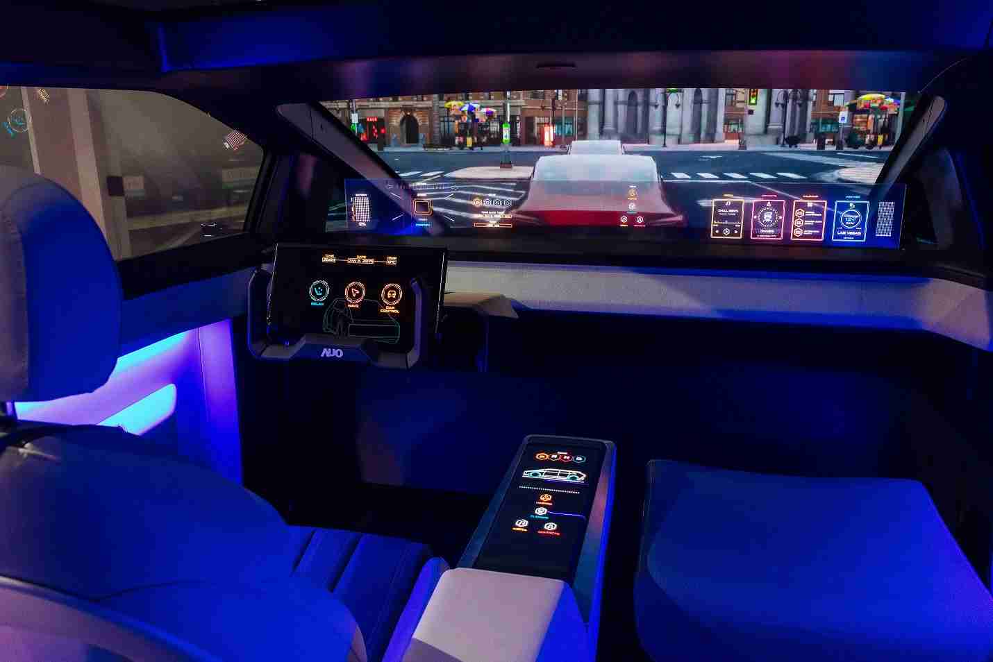 优游UB8连续四年入围科睿唯安全球百大创新机构，，，专利布局科技与绿色创新前沿。。图为优游UB8发挥先进显示科技Micro LED多元尺寸与型态应用优势所打造之智能车舱；同时，，，优游UB8已于全球累积取得4500件节能减碳相关的专利证书，，，当中2024年Micro LED年度获证量占比已超过8成