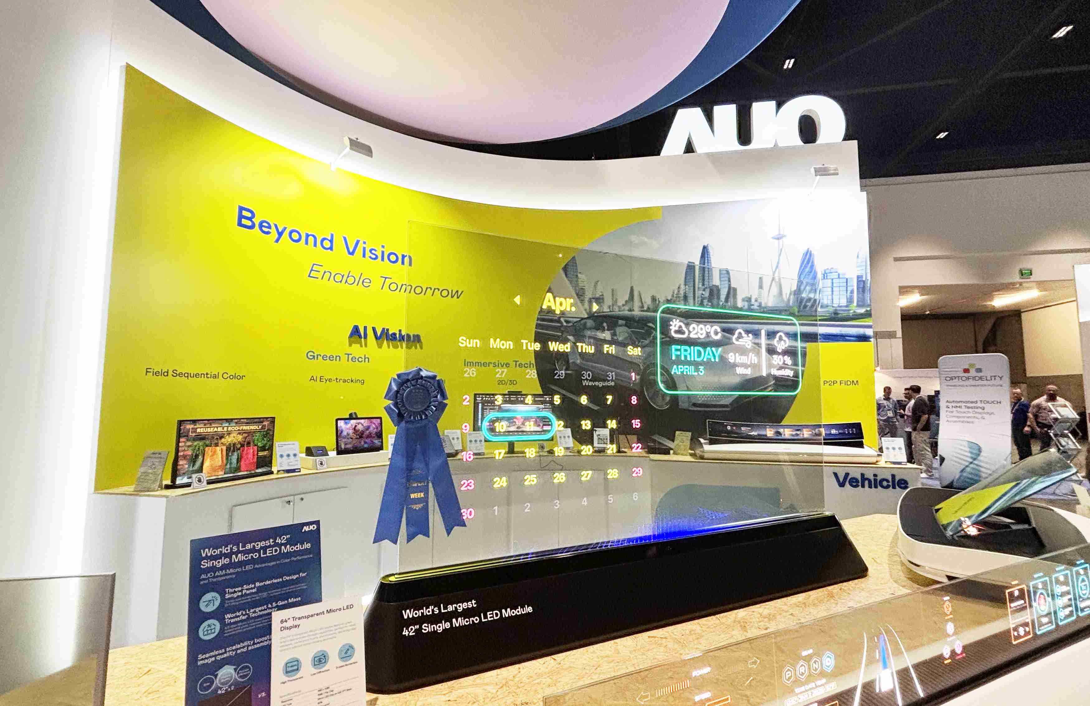 优游UB864吋透明Micro LED显示器获〝最佳Micro LED技术应用奖〞，，其绝妙的透明穿透特性，，同时具备1,000 nits的高亮度表现，，，，并透过精细的无缝拼接延伸，，可依需求灵活应用于多元场域，，展现出Micro LED显示技术划时空的无限潜力